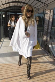 Rita Ora feet photo thumbnail