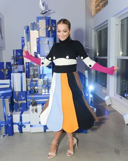 Rita Ora feet photo thumbnail