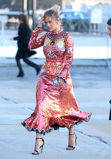 Rita Ora feet photo thumbnail