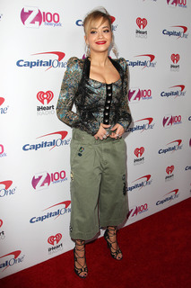 Rita Ora feet photo thumbnail