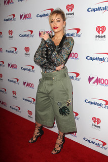 Rita Ora feet photo thumbnail