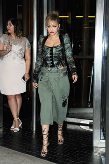 Rita Ora feet photo thumbnail