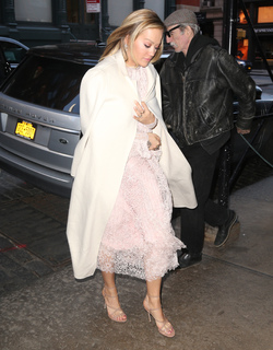 Rita Ora feet photo thumbnail