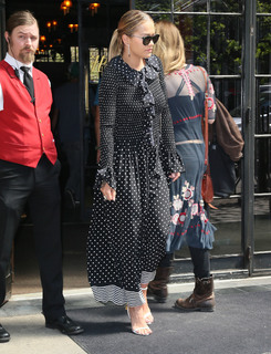Rita Ora feet photo thumbnail