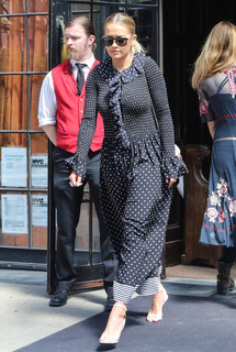 Rita Ora feet photo thumbnail