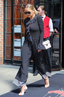 Rita Ora feet photo thumbnail