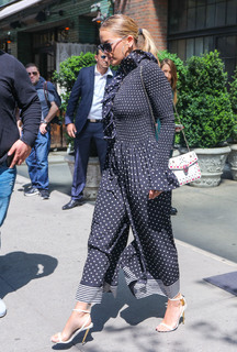 Rita Ora feet photo thumbnail