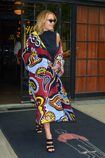 Rita Ora feet photo thumbnail