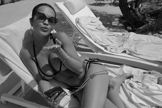 Rita Ora feet photo thumbnail