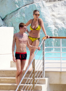 Rita Ora feet photo thumbnail