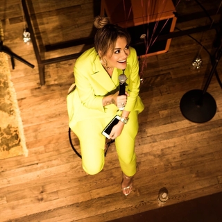Rita Ora feet photo thumbnail