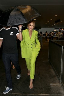 Rita Ora feet photo thumbnail