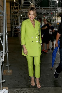 Rita Ora feet photo thumbnail