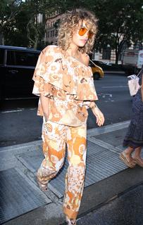 Rita Ora feet photo thumbnail