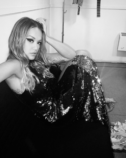Rita Ora feet photo thumbnail