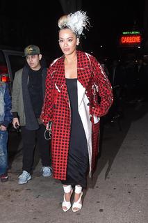 Rita Ora feet photo thumbnail