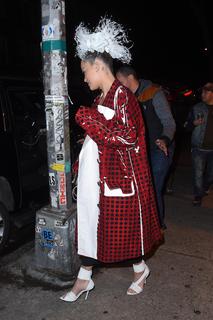 Rita Ora feet photo thumbnail