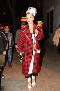 Rita Ora feet photo thumbnail