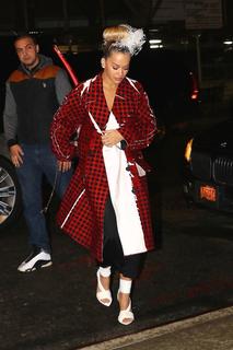 Rita Ora feet photo thumbnail