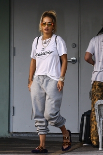 Rita Ora feet photo thumbnail