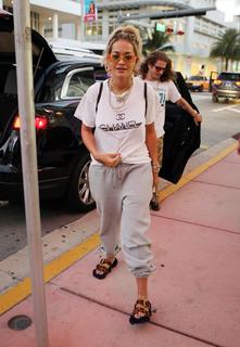 Rita Ora feet photo thumbnail