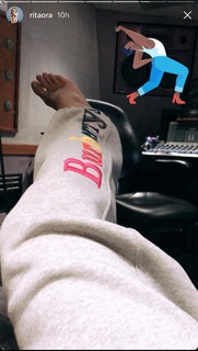 Rita Ora feet photo thumbnail