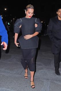 Rita Ora feet photo thumbnail