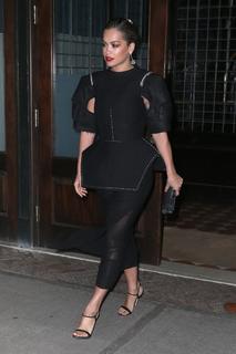 Rita Ora feet photo thumbnail