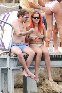 Rita Ora feet photo thumbnail