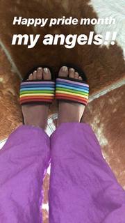 Rita Ora feet photo thumbnail