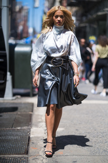 Rita Ora feet photo thumbnail