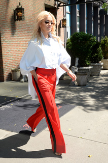 Rita Ora feet photo thumbnail