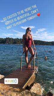 Rita Ora feet photo thumbnail