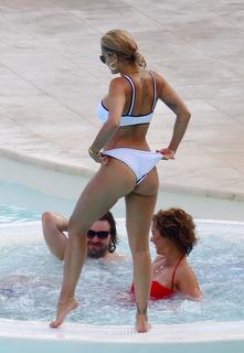 Rita Ora feet photo thumbnail