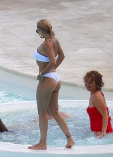 Rita Ora feet photo thumbnail