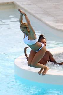 Rita Ora feet photo thumbnail