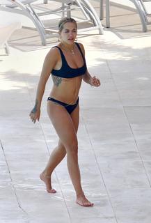 Rita Ora feet photo thumbnail
