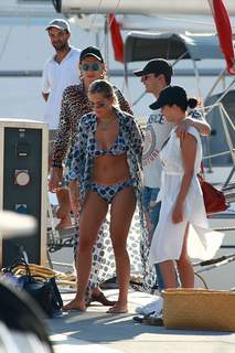 Rita Ora feet photo thumbnail