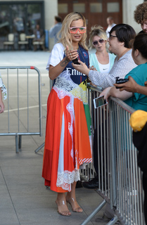 Rita Ora feet photo thumbnail