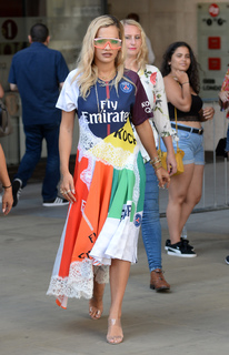 Rita Ora feet photo thumbnail