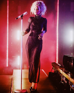 Rita Ora feet photo thumbnail