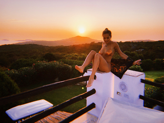 Rita Ora feet photo thumbnail