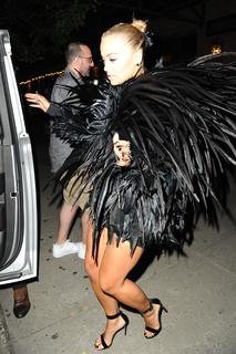 Rita Ora feet photo thumbnail