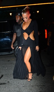 Rita Ora feet photo thumbnail