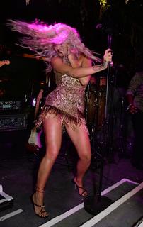 Rita Ora feet photo thumbnail