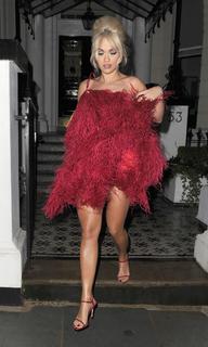 Rita Ora feet photo thumbnail