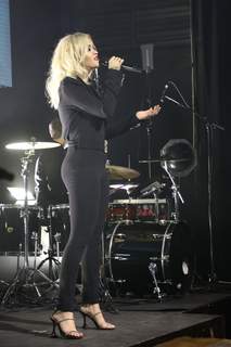 Rita Ora feet photo thumbnail