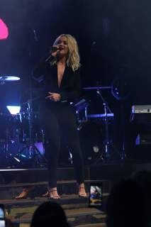 Rita Ora feet photo thumbnail