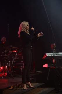 Rita Ora feet photo thumbnail