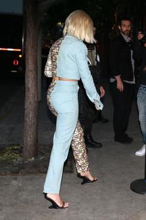 Rita Ora feet photo thumbnail